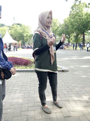 Panitia HGE12 sedang-menjelaskan event Jenaka kepada para pengunjung