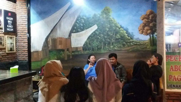 RJ Chece dan RJ Seif saat memandu talkshow