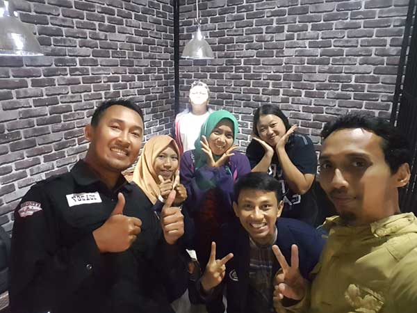 Foto Bareng Setelah Talkshow Tentang Sari Krokot di Kedai Jail Batu