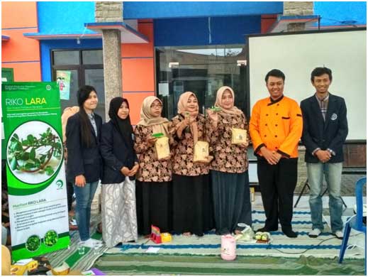 Mahasiswa-UNM-dan-Ibu-PKK-Karang-Widoro-Dau-Malang